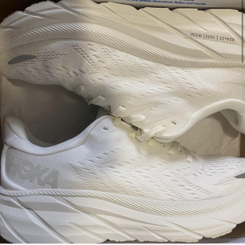 Brand new in box HOKA ONE ONE CLIFTON 8